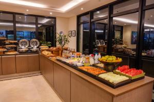 a buffet line with many different types of food at Intercity Pamplona - The Universe Paulista in São Paulo