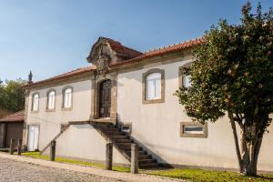 ein altes Haus mit einer Treppe davor in der Unterkunft Casa d`Acucanha in Penafiel