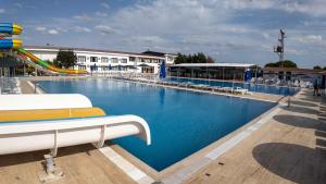 a large swimming pool with a water slide at Burgaz Resort Aquapark Hotel in Kırklareli