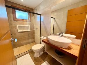 a bathroom with a sink and a toilet and a shower at Chalet Monte Boa Vista - Aconchego na Serra com Hidromassagem Exclusiva in Teresópolis +15 photos