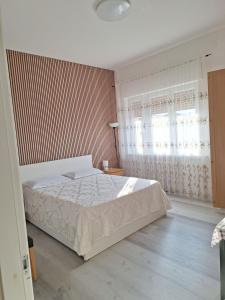 a bedroom with a white bed and a window at Giada Rooms appartments in Peschiera del Garda