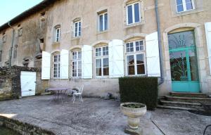 a building with a blue door and a table at Chambre n4 Maison dHôtes de Charme in Maizières