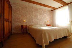 a bedroom with a bed with a white blanket and a window at Chambre n5 Maison dHôtes de Charme in Maizières