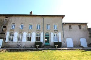 a large brick building with a green door on it at Chambre n5 Maison dHôtes de Charme in Maizières