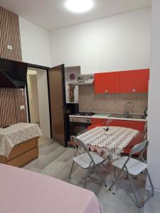 a kitchen with a table and chairs in a room at Giada Rooms appartments in Peschiera del Garda