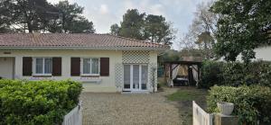 a white house with a fence and a yard at La Grillotte in Vieux-Boucau-les-Bains