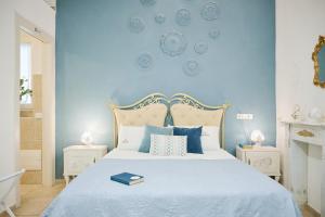 a blue bedroom with a bed with a blue wall at B&B Magnolia Centro Storico Grottaglie in Grottaglie
