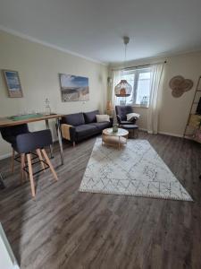 a living room with a couch and a table at Ferienwohnung bei Lübeck in Lüdersdorf