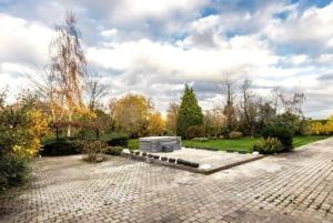 a garden with a structure in the middle of a driveway at Large bright apartment in Lessines