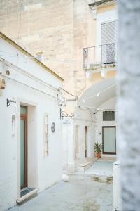 an empty alley in a building with a balcony at B&B Magnolia Centro Storico Grottaglie in Grottaglie