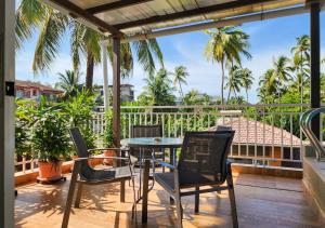 a patio with a table and chairs on a balcony at Beach 7 mins walk Luxury villa Diva in Calangute