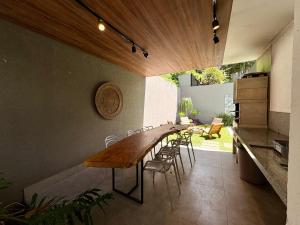 a kitchen and dining room with a wooden table and chairs at Casa 10 Floresta Boa Vista - Piscina Privativa, Adega e Conforto em 4 suítes in Teresópolis +42 photos