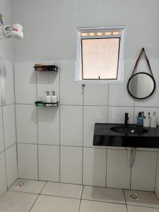 a bathroom with a sink and a mirror at rafaela cardoso souza in Água Boa