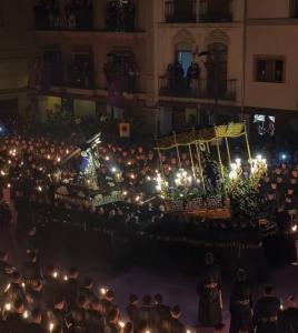 anointing a synagogue with a crowd of people at night at Mini Peixcateria B in Sagunto