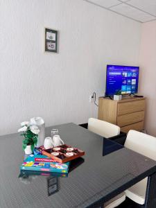 a conference room with a table and a television at La 10a de Las Charcas in Guatemala