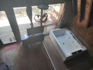 an overhead view of a bathroom with a tub at İtenicibungolow in Korgan