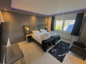 ein Schlafzimmer mit einem Kingsize-Bett und einer Couch in der Unterkunft NRING VILLA Adenau in Adenau + 11 Fotos