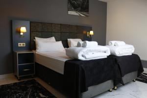 ein Hotelzimmer mit einem Bett, auf dem Handtücher liegen in der Unterkunft NRING VILLA Adenau in Adenau