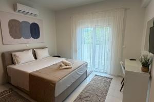 a bedroom with a bed with two towels on it at Villa Lonaki in Haraki