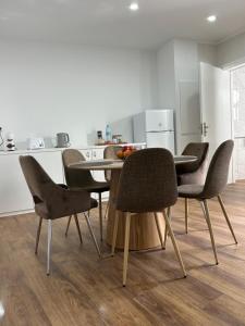 a dining room with a table and chairs in a kitchen at Central House in Ribeira Grande