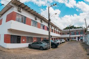 a row of cars parked in front of a building at Large Studios 2km from Vila Germanica in Blumenau