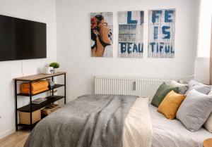 a bedroom with a bed and a flat screen tv at Ü Villa 2 Etagen 5 Schlafzimmer in Hirschaid