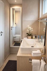 a bathroom with a sink and a toilet and a mirror at Ü Villa 2 Etagen 5 Schlafzimmer in Hirschaid +38 photos