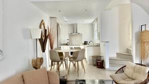 a kitchen and living room with a table and chairs at TarifaMiCasa Mar Tirreno in Tarifa