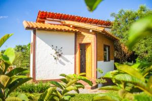 a small house with a window on the side of it at Sítio Embaú in Carrancas