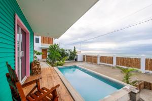 ein Garten mit Swimmingpool und ein Haus in der Unterkunft Flamingo Beach Santa Marianita Manta in Manta