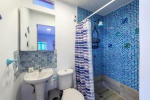 ein Badezimmer mit Toilette, Waschbecken und Dusche in der Unterkunft Flamingo Beach Santa Marianita Manta in Manta + 30 Fotos