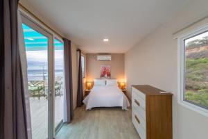 ein Schlafzimmer mit einem Bett und einem großen Fenster in der Unterkunft Flamingo Beach Santa Marianita Manta in Manta