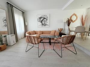 a living room with a couch and two chairs at TarifaMiCasa Mar Tirreno in Tarifa