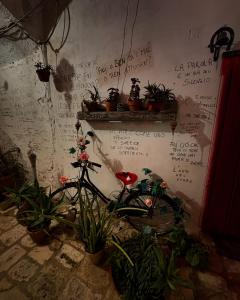 a room with a wall with writing on the wall at Il Cuore di San Cipriano in Mesagne