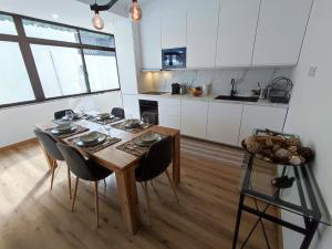 a kitchen with a wooden table and chairs in a kitchen at Alenquer, Alojamento Santa Catarina in Alenquer