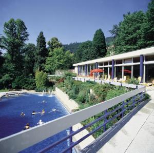 eine Gruppe von Personen, die in einem Pool in einem Hotel schwimmen in der Unterkunft Hotel Bergfrieden in Bad Wildbad