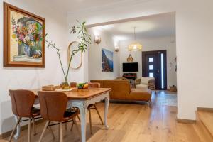 a living room with a table and a couch at Casa con jardìn en Son Españolet in Palma de Mallorca