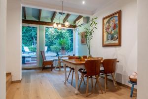 a dining room with a table and chairs at Casa con jardìn en Son Españolet in Palma de Mallorca