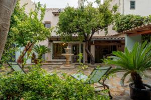 a courtyard of a house with trees and a fountain at Casa con jardìn en Son Españolet in Palma de Mallorca