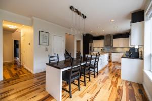 Gallery image of Mai Casa Luxe in Langley +16 photos