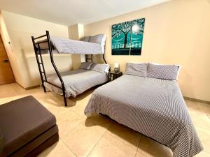 a bedroom with two bunk beds and a couch at Suitesecu Rentals Cuenca in Cuenca