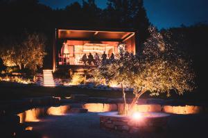 ein Gebäude mit einem Baum im Hof bei Nacht in der Unterkunft Palare in Montone + 25 Fotos