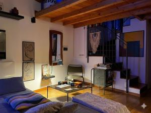 a living room with a couch and a glass table at Casa di Leo in Morbegno