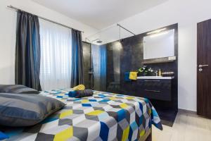 Säng eller sängar i ett rum på Apartment in Grebastica 7033
