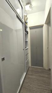 a walk in closet with a glass door at Comodidades, modernidad, céntrico in Caracas