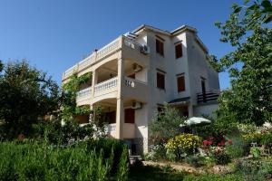 een groot wit gebouw met een balkon bij Apartment Zadar 17 in Diklo