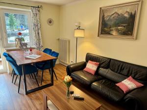 a living room with a couch and a table at Alpenlodge Ferienwohnung 5 in Thiersee