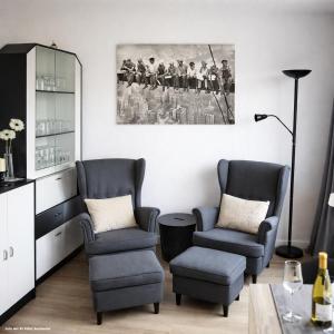 a living room with two chairs and a table at Huus-Weitblick an der Weser in Polle