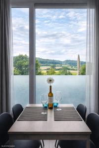 a table with two glasses and a bottle of wine at Huus-Weitblick an der Weser in Polle