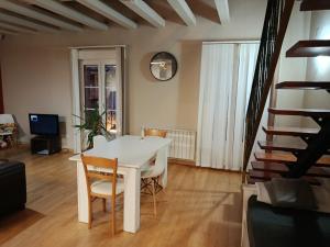 a living room with a white table and chairs at HARO EXPERIENCE Baco in Haro